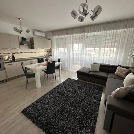 Class Deluxe Apartments Oradea Exterior photo
