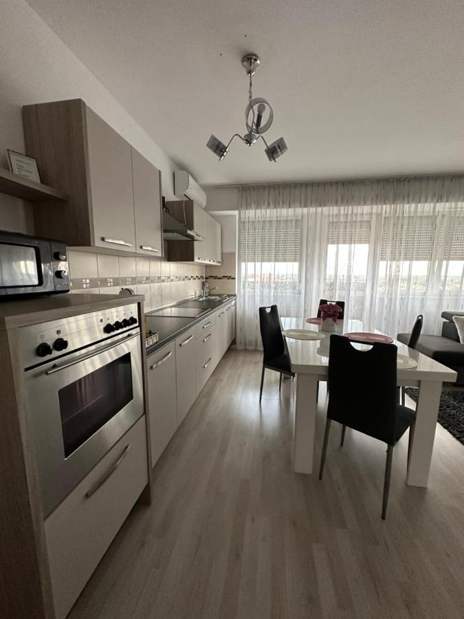 Class Deluxe Apartments Oradea Exterior photo